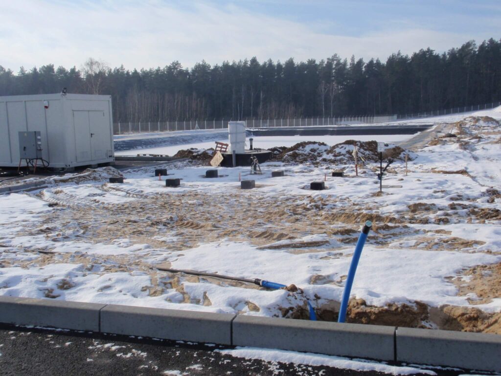 Kontenerowa instalacja R/O oraz zbiornik wód opadowych i permeatu na placu budowy w Starym Lesie. Ze względu na okres zimowy i związane z tym silne mrozy prace instalacyjne zostały wstrzymane do wiosny.
